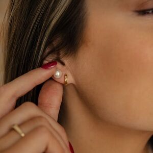 Women’s medium sized pearl earrings